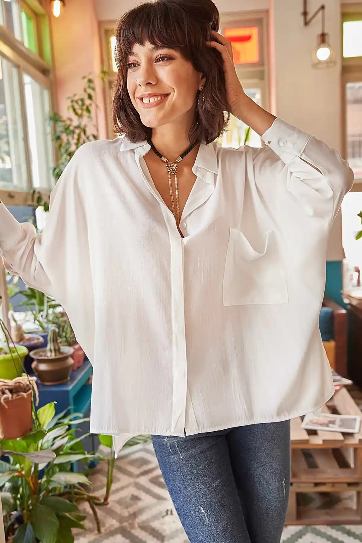 Kadın Salaş Gömlekler: Moda Trendleri ve Kombin Önerileri ile Şıklık ve Rahatlık