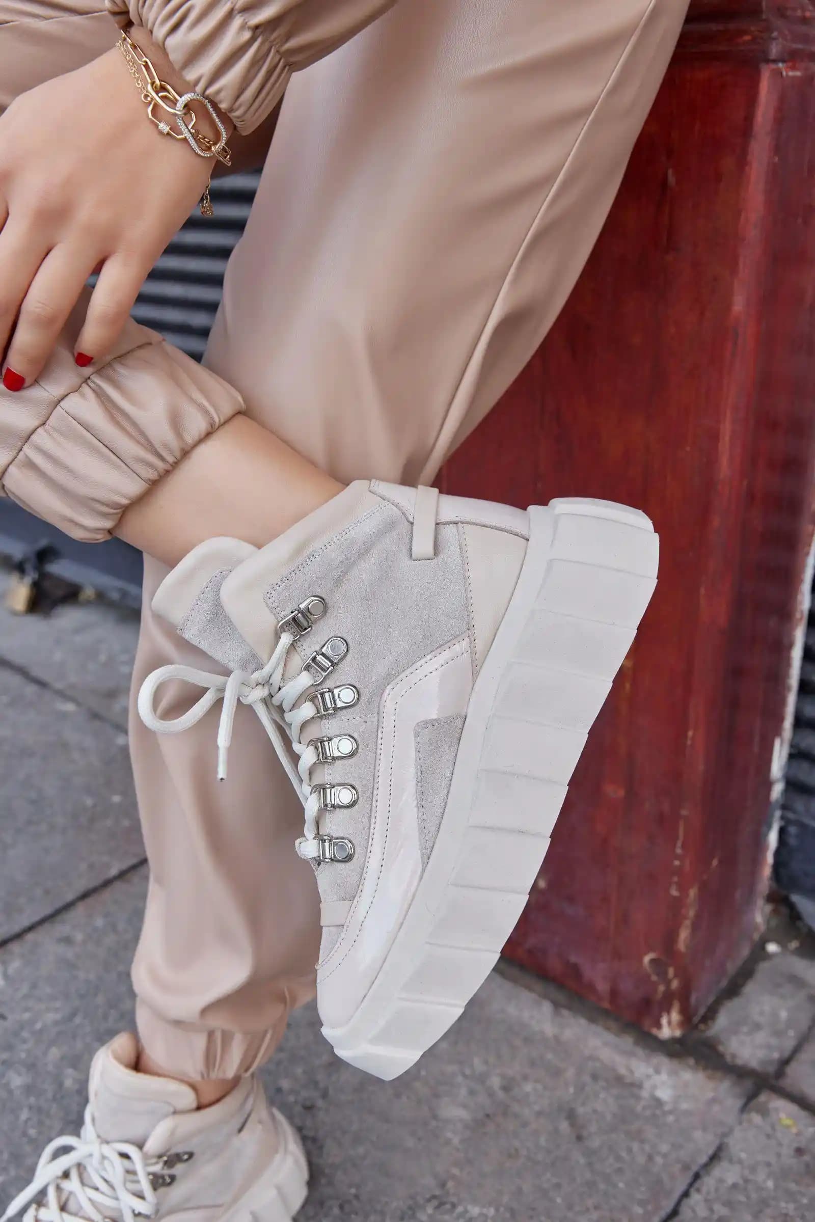 Kadın Sneaker Botları ve Moda Dünyasında Dijital Devrim Analizi