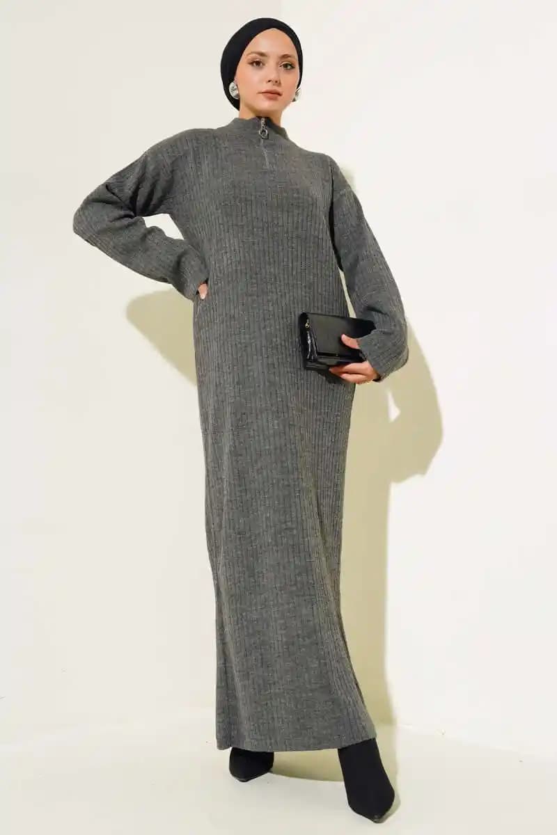 Kadın Yarım Fermuarlı Fitilli Elbise: Modern Stil ve Fonksiyonelliğin Buluşması