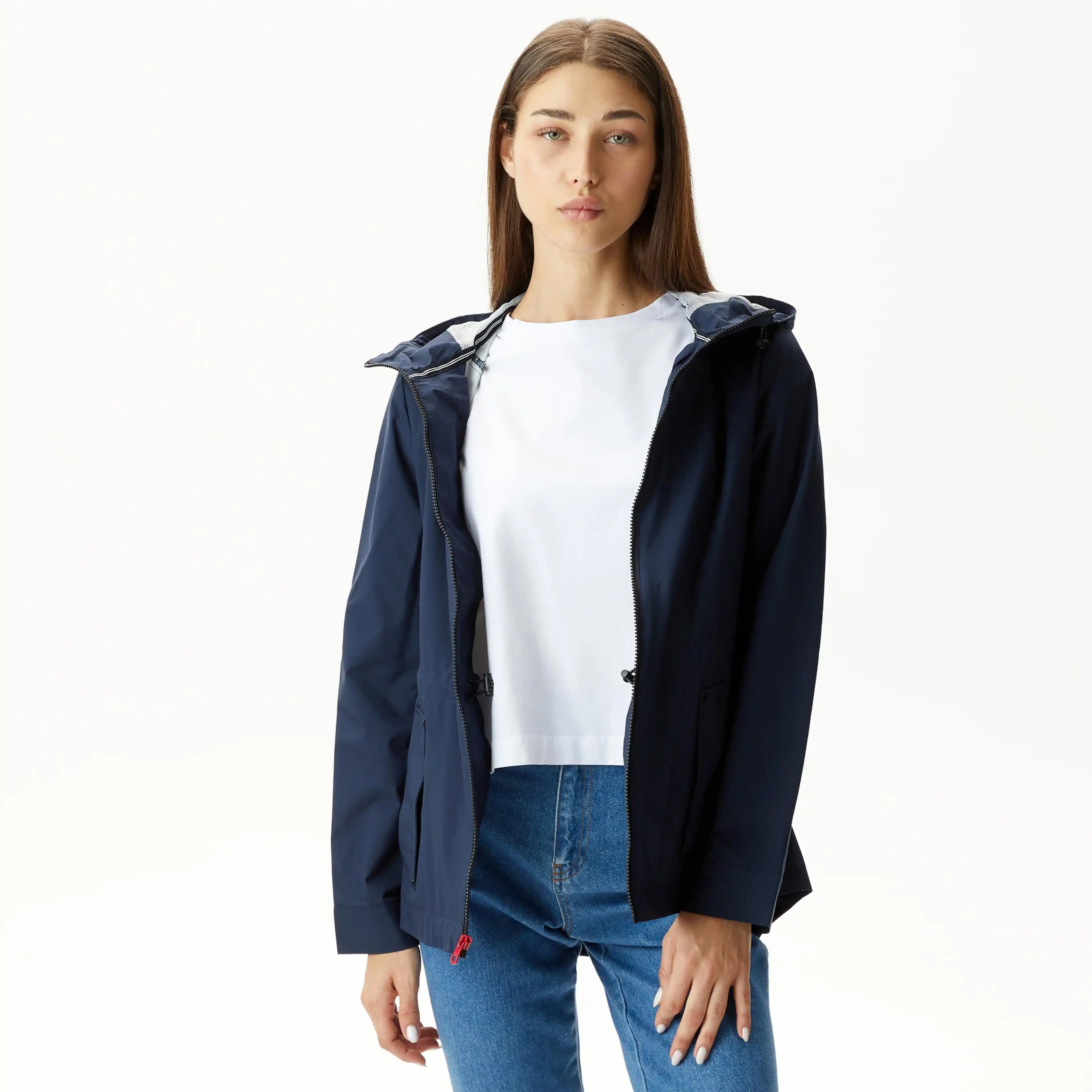 Kadınlar İçin Lacivert Yağmurluklar Moda Trendleri ve Kombinasyon Önerileri