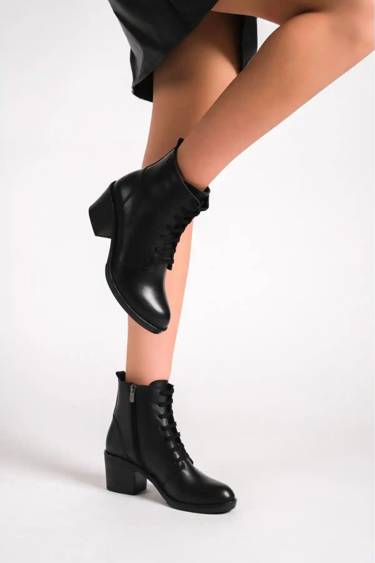 Kadınlar İçin Siyah Bot Modasının Güncel Trendleri ve Stil İpuçları