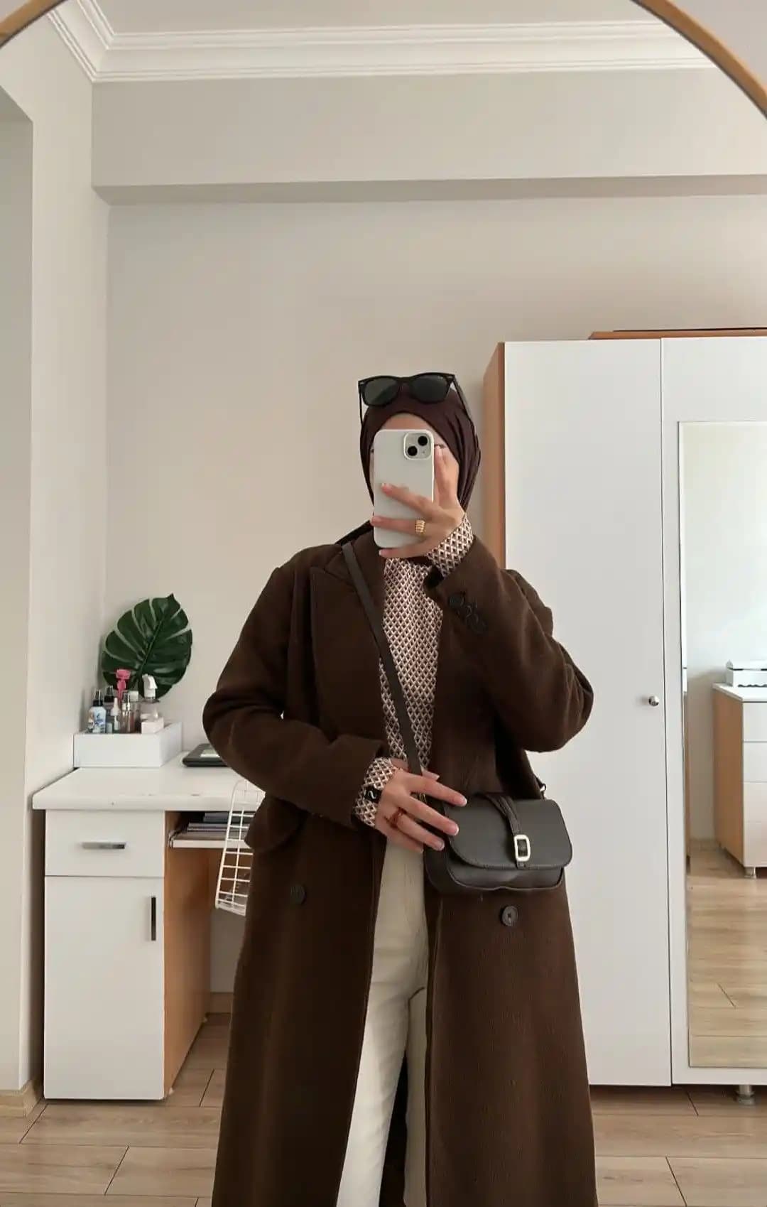Kahve Kaban Kombinleri ve Moda Trendleri: Şıklık ve Konforun Birleştiği Seçenekler