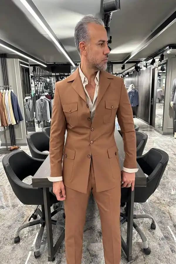 Kahve Takım Elbise Modasında Sıcak ve Şık Bir Trend Analizi
