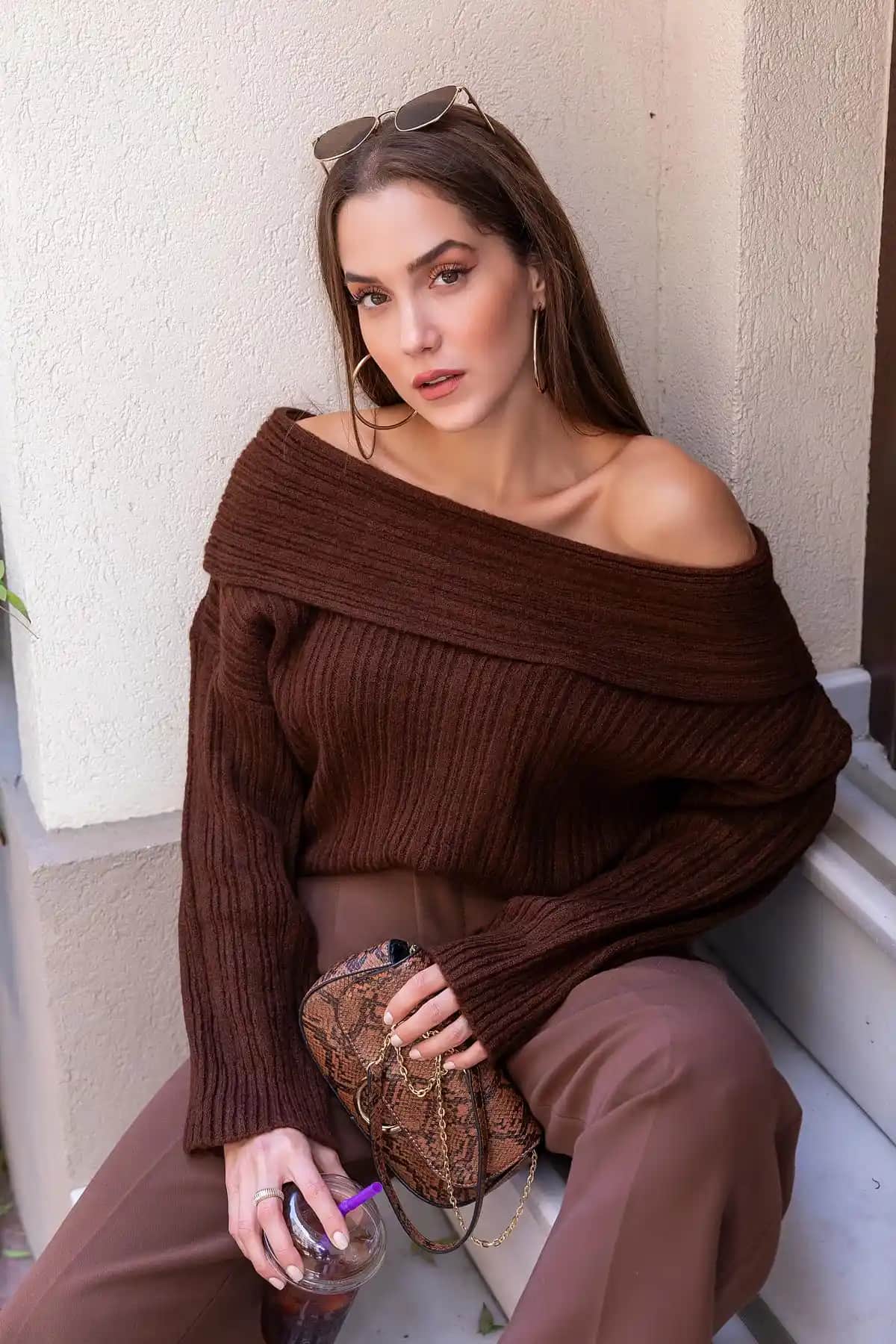 Kahverengi Kazak Kombinleriyle Şıklık ve Rahatlık Bir Arada Gelişmiş Stil İpuçları