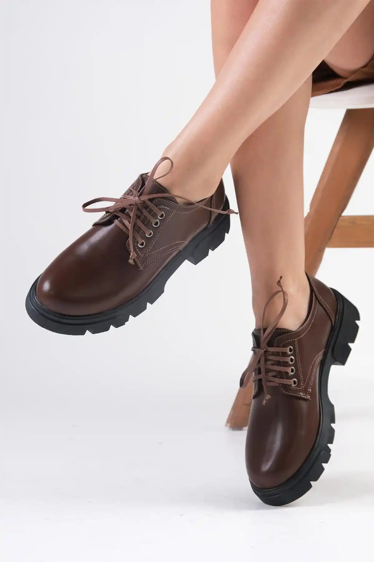 Kahverengi Oxford Ayakkabılar: Zamansız Şıklık ve Çok Yönlülük İçin Mükemmel Seçenek