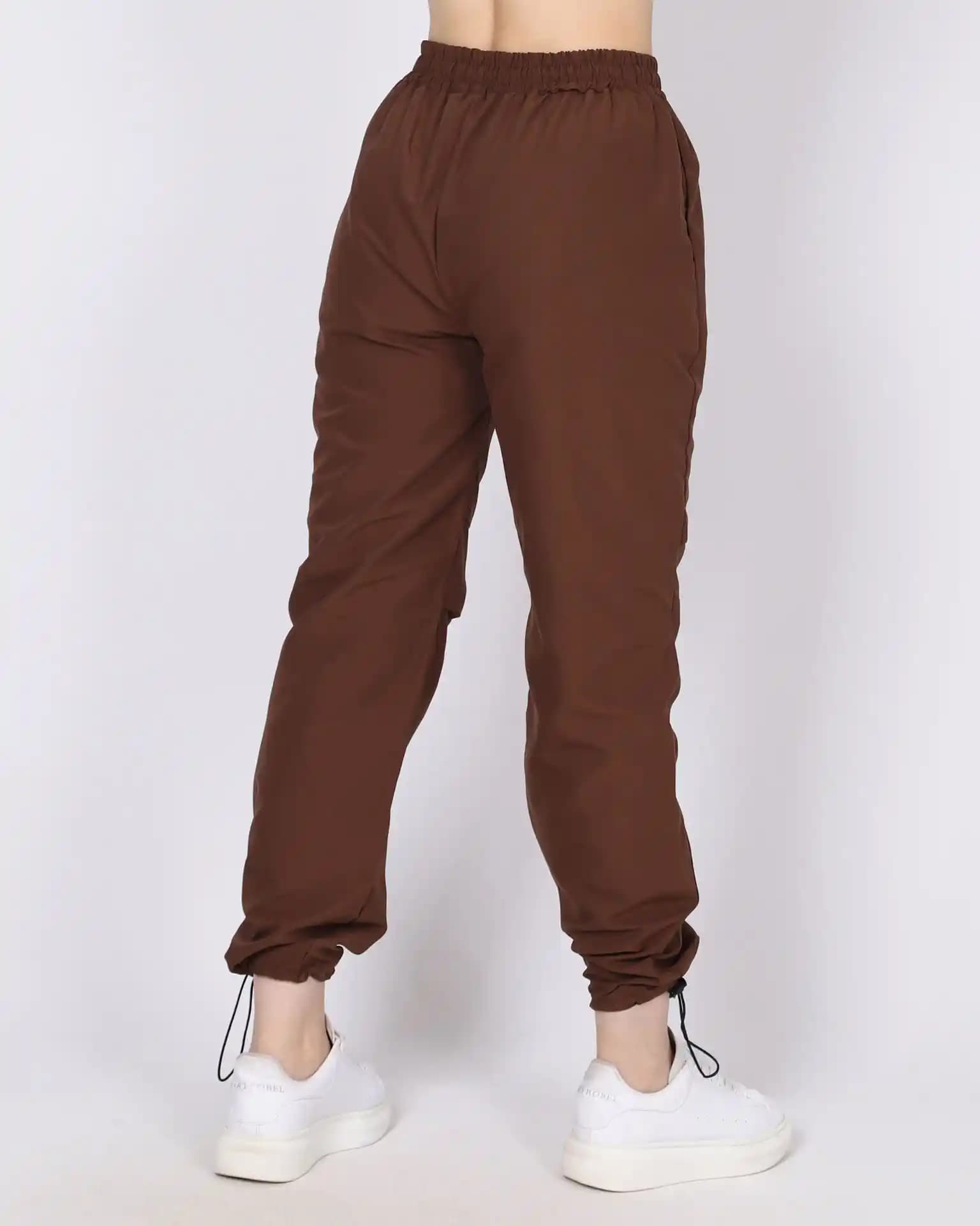 Kahverengi Paraşüt Pantolon: Rahatlık ve Şıklığın Modern Buluşması