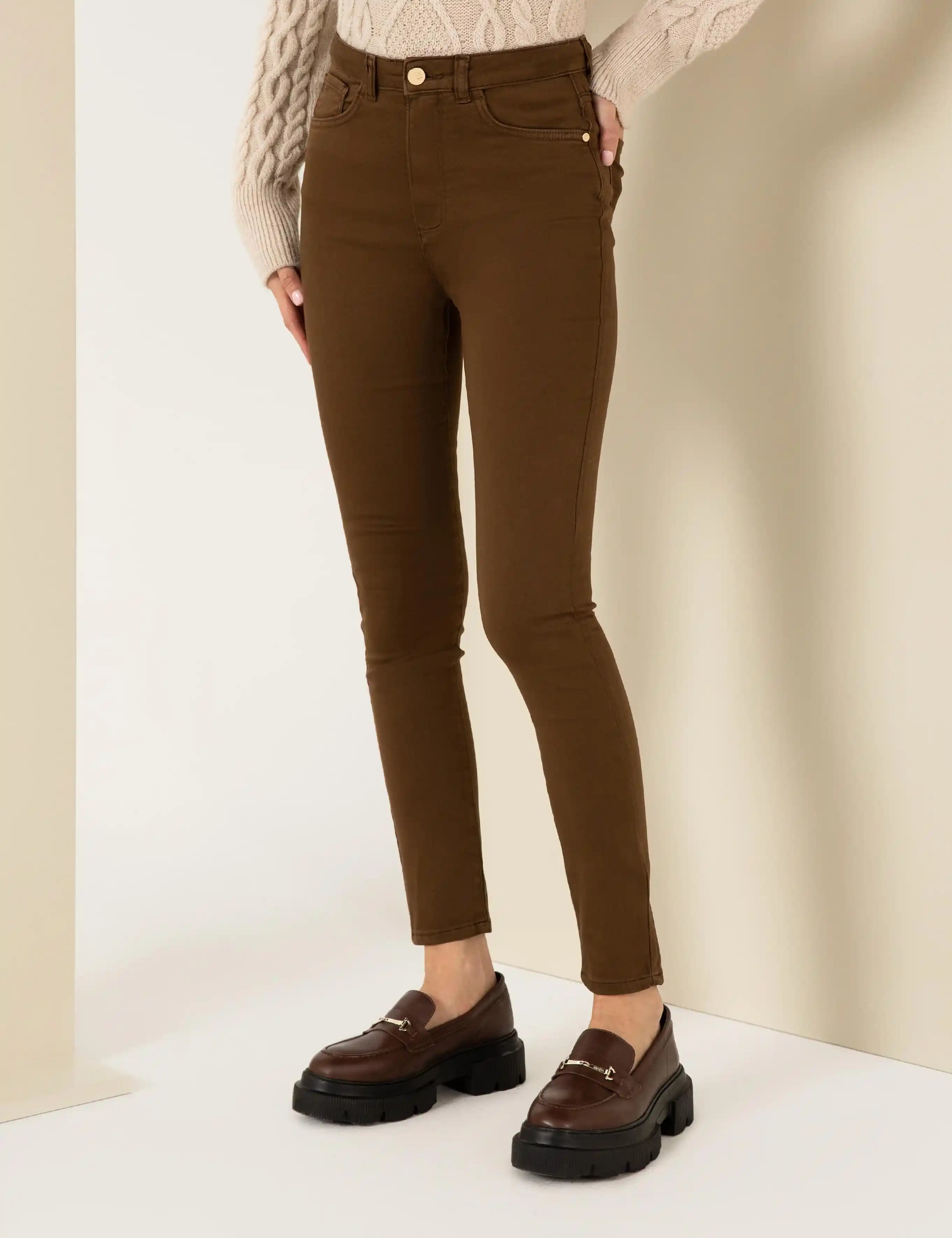 Kahverengi Skinny Jean Modasında Zamansız ve Çok Yönlü Stil Seçenekleri