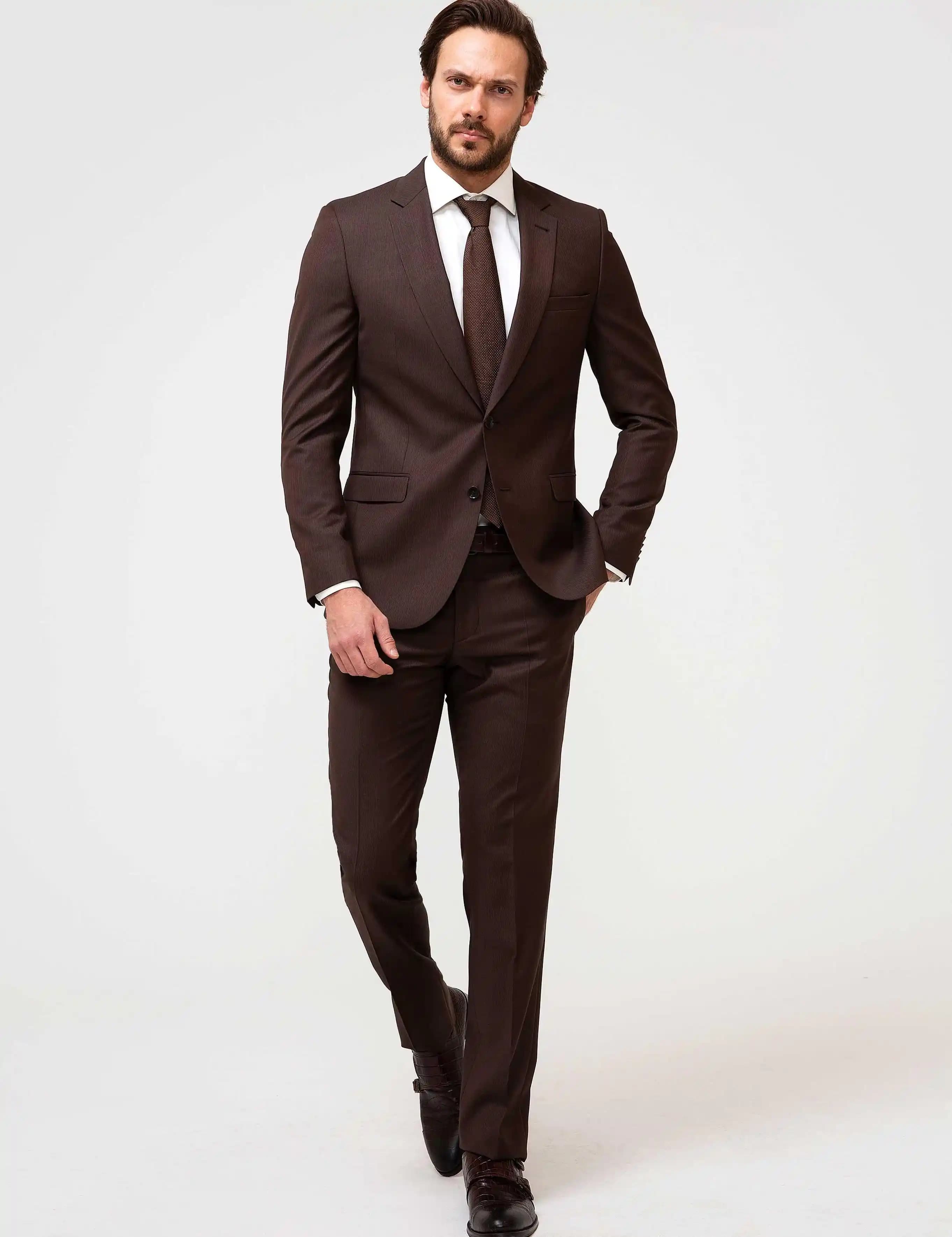 Kahverengi Takım Elbise: Zamansız Şıklık ve Stil İpuçlarıyla Kombinasyonlar