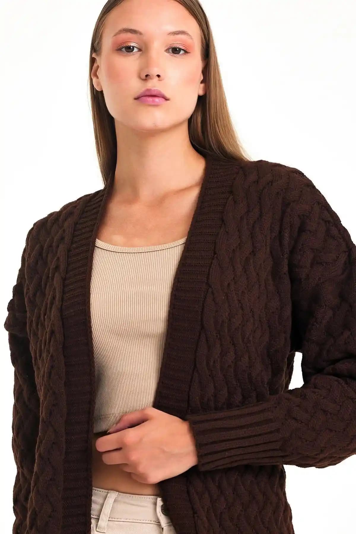 Kahverengi Triko Hırka: Moda Trendleri ve Kombinasyon Önerileriyle Şıklık