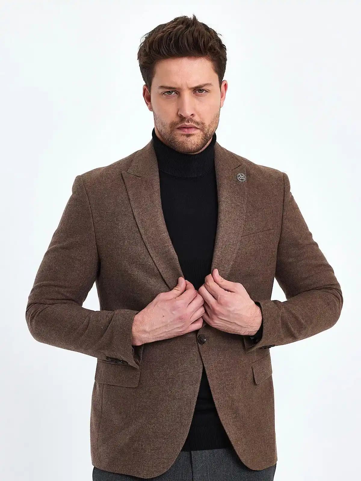 Kahverengi Yün Ceketler: Kış Modasında Zamansız ve Şık Parçalar