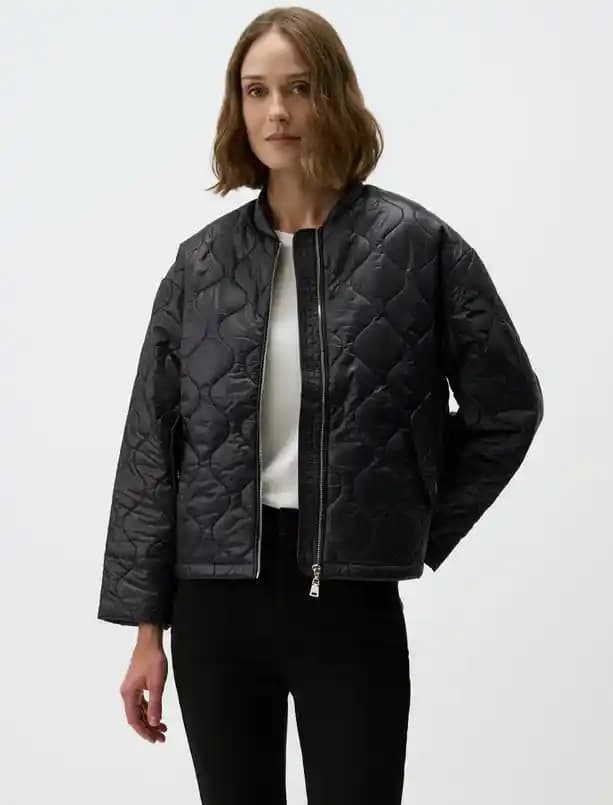 Kapitone Desenli Montlar: Moda ve Fonksiyonelliğin Buluştuğu Şık Kış Seçenekleri