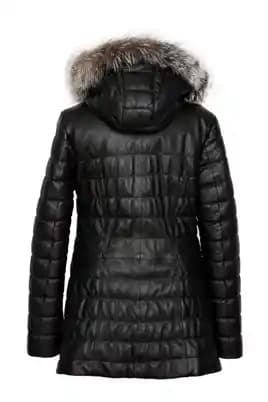 Kapşonlu Deri Montlar: Moda ve Fonksiyonelliğin Buluştuğu Kadın Giyim Trendleri