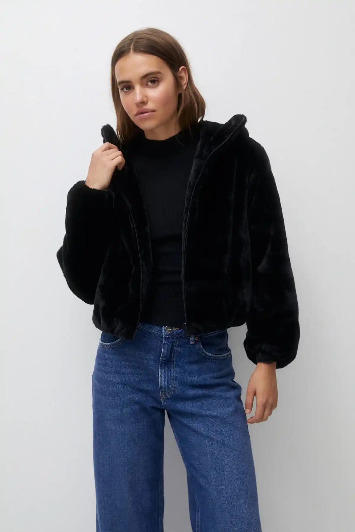 Kapüşonlu Suni Kürk Montlar: Sürdürülebilir Moda ve Güncel Trendler Hakkında Bilgi