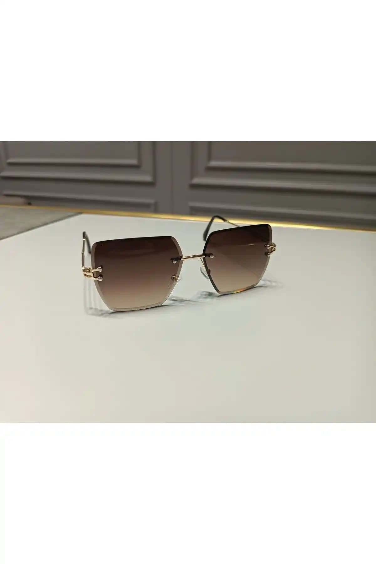 Kare Gözlükler Moda Dünyasında Kendine Özgü Bir İfade Sunan Stil Unsuru