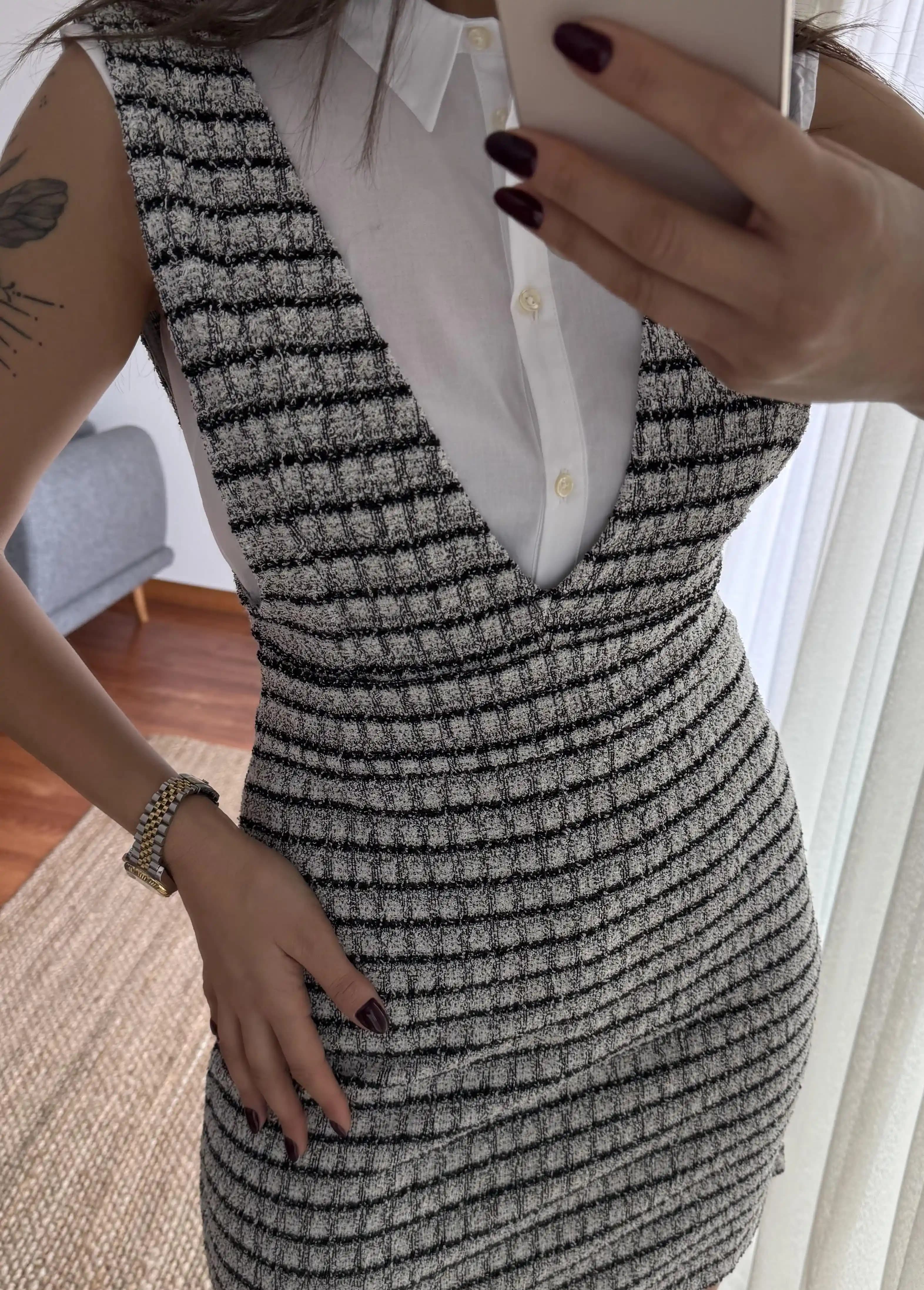 Kareli Askılı Elbise: Moda Trendlerinde Zamansız Şıklık ve Kombin İpuçları