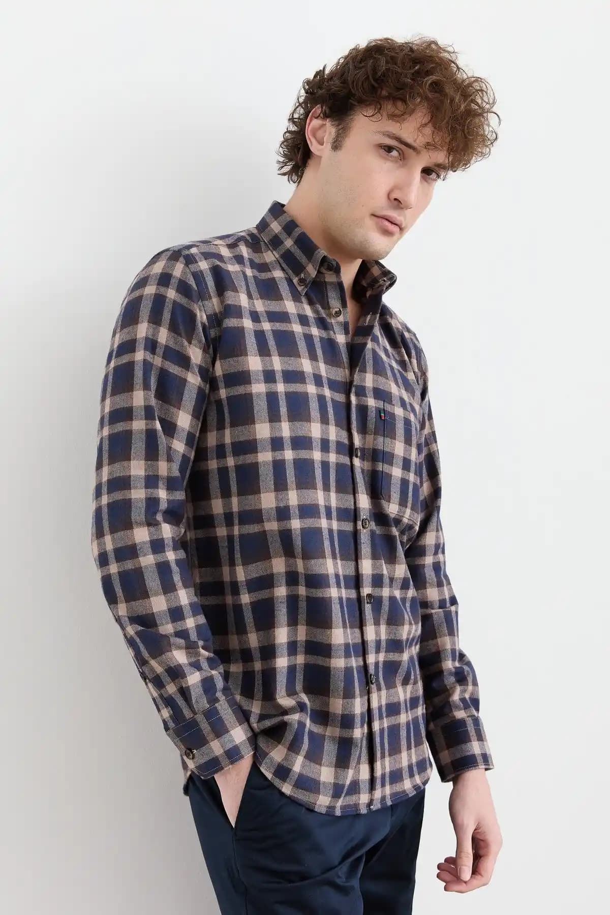 Kareli Kışlık Erkek Gömlekleri: Moda ve Fonksiyonelliğin Modern Buluşması