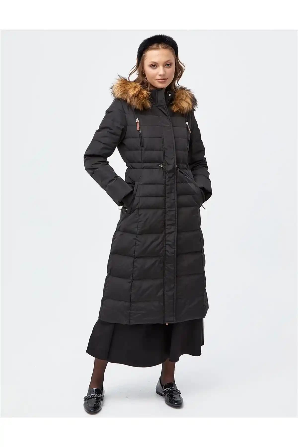 Kayra Kaz Tüyü Kabanları: Kış Modasında Şıklık ve Konforun Birleşimi