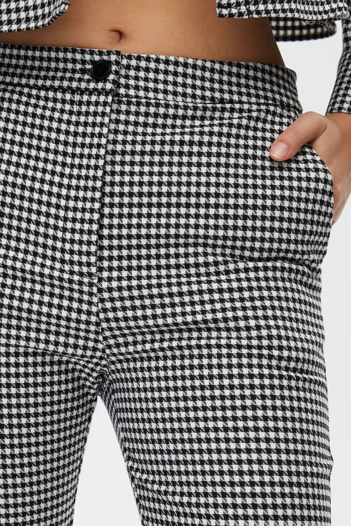 Kaz Ayağı Pantolonların Kökenleri ve Günümüzdeki Moda Yansımaları