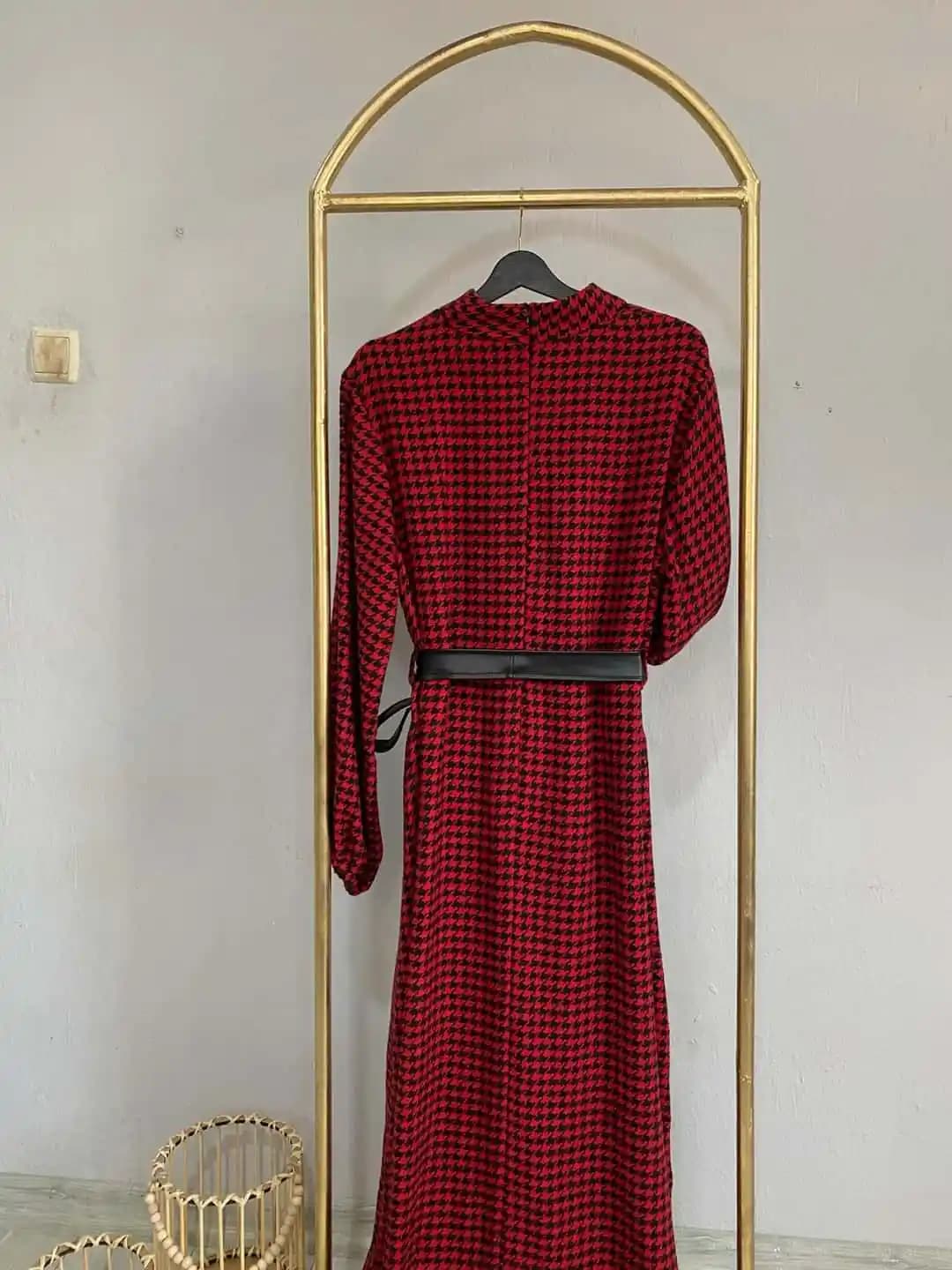 Kaz Ayaklı Elbise Modada Cesur ve Yenilikçi Bir Trend Olarak Güncel Durumunu Koruyor