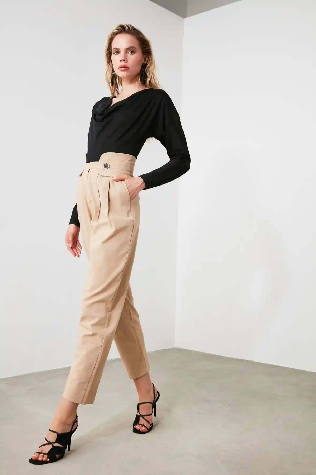 Kemer Detaylı Pantolonlarla Şıklığı Yaratmanın Güncel Moda Trendleri ve Kombin Önerileri