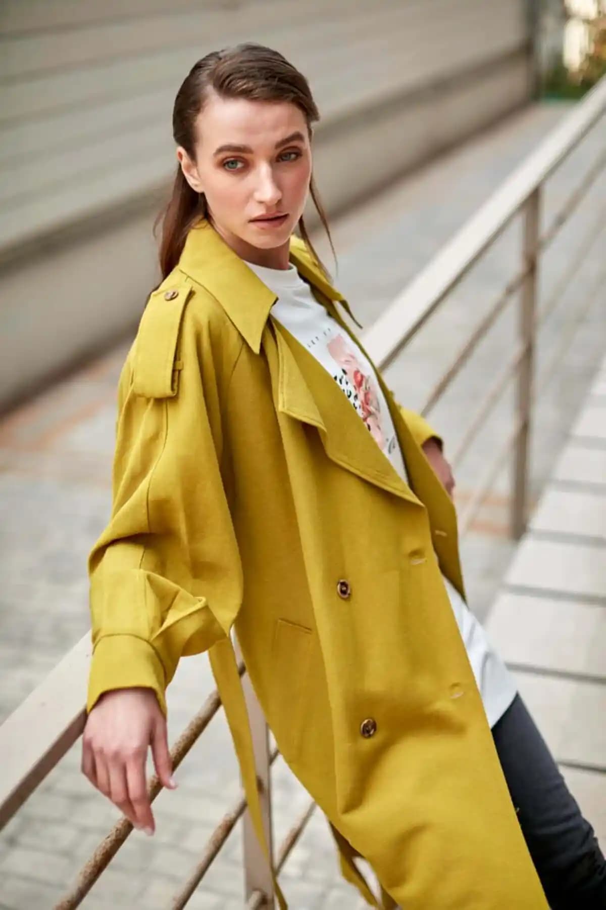 Keten Trençkot Modelleri ve Trendleri: Şıklık ve İşlevselliğin Buluşması