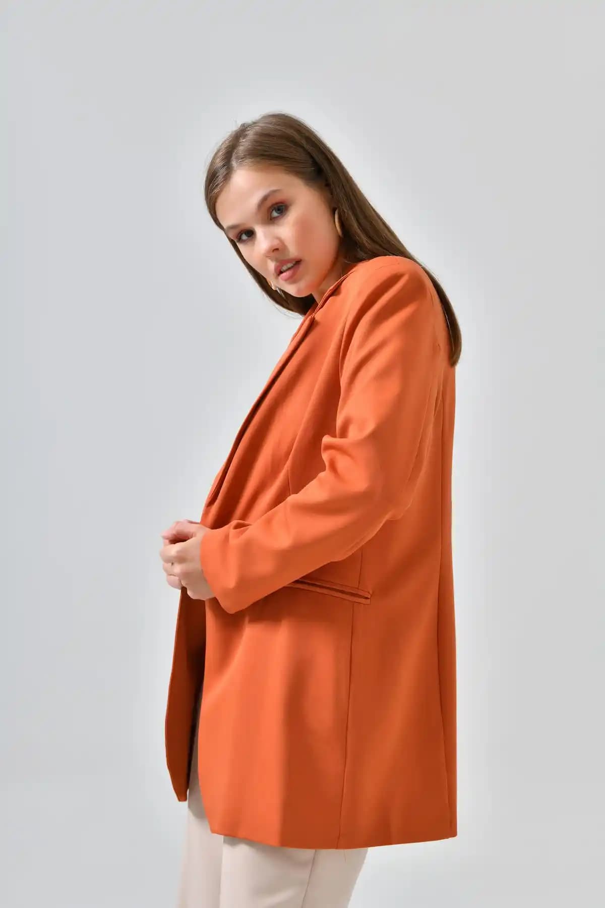 Kiremit Rengi Blazer Ceketlerle Şıklık ve Çok Yönlülük Sunan Moda Rehberi