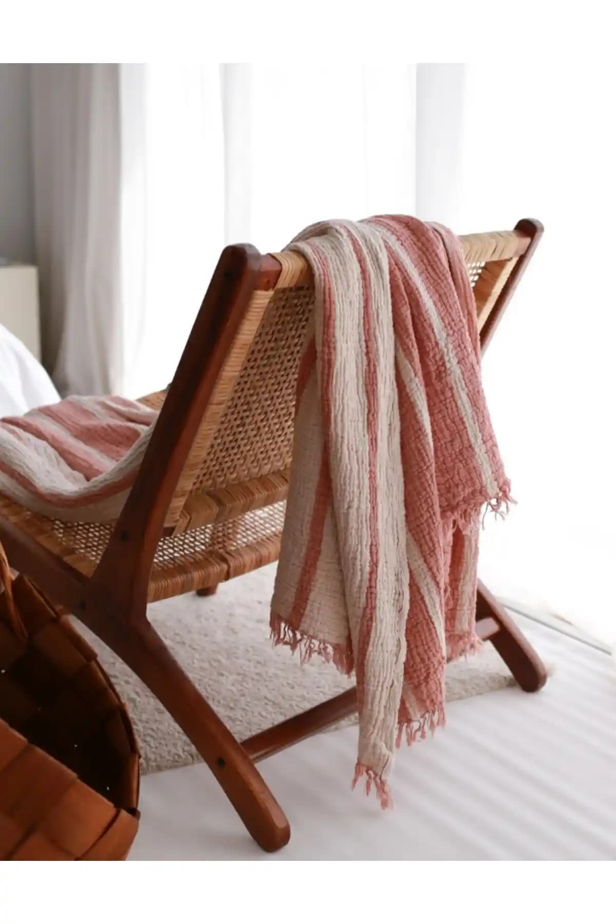 Kiremit Rengi Pike ile Moda ve Dekorasyonda Sıcaklık ve Zariflik Yaratma Rehberi