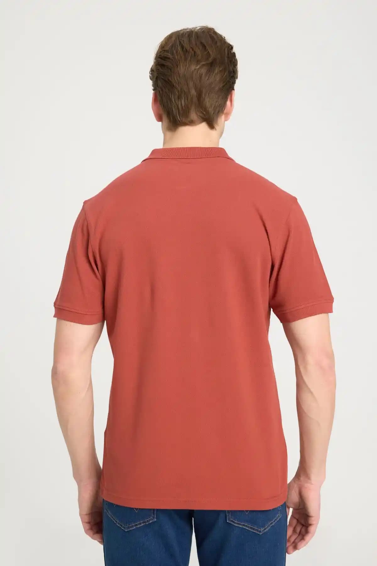 Kiremit Rengi Polo Yaka Tişörtler Moda Trendleri ve Kombin İpuçları