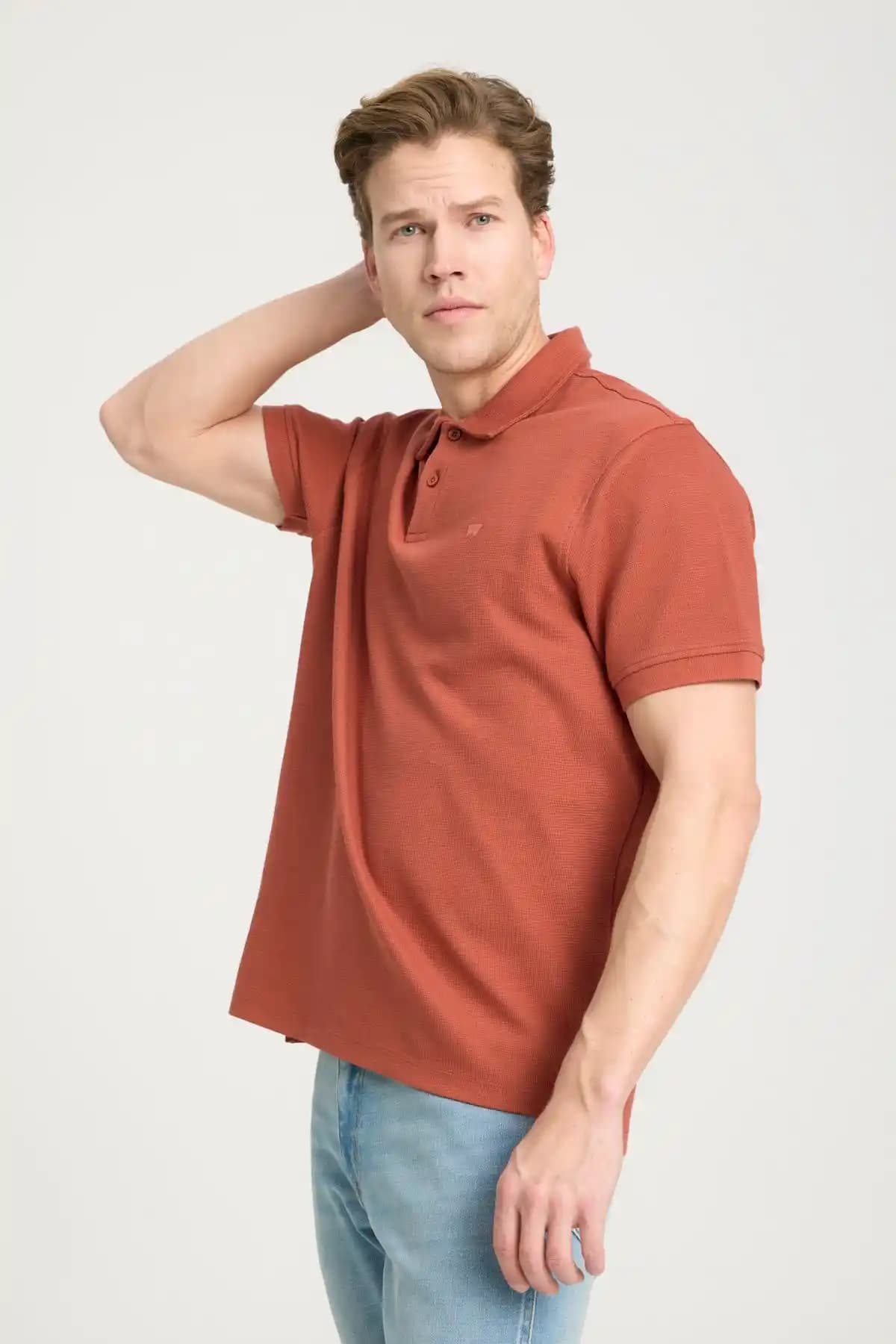 Kiremit Rengi Tişörtler: Moda Dünyasında Sıcak ve Şık Bir Seçenek