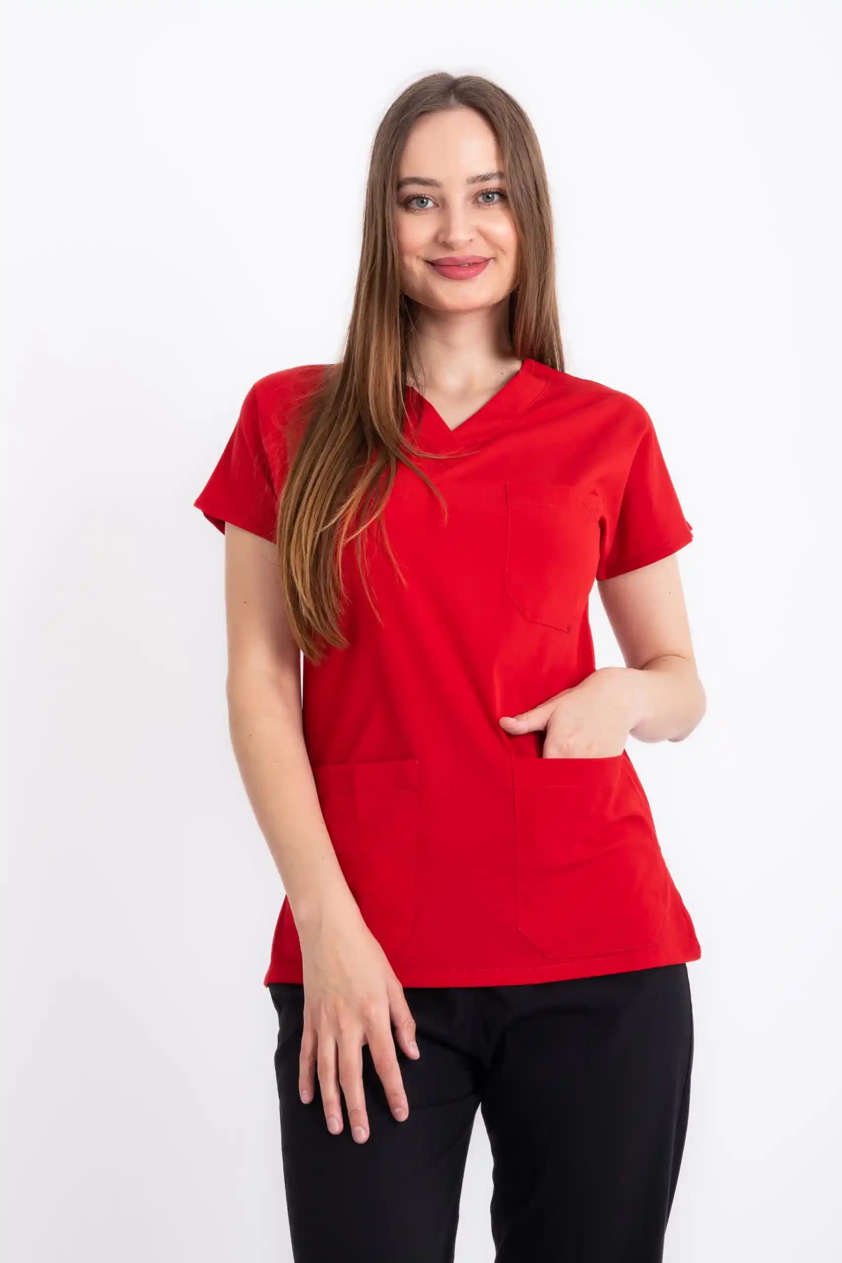 Kırmızı Kombin ile Moda Dünyasında Cesur ve Çekici Bir Erkek Tarzı Yaratın