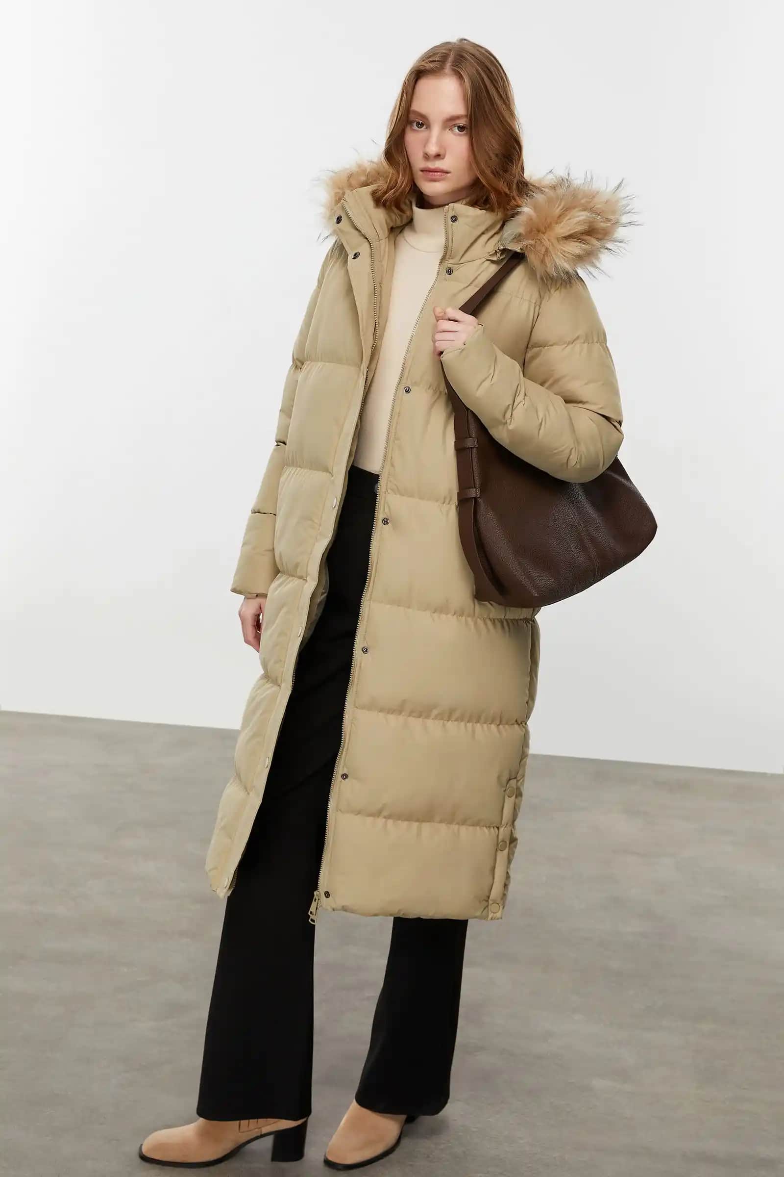 Kış Ayları İçin Kapüşonlu Uzun Şişme Montlar: Moda ve Fonksiyonellik Bir Arada