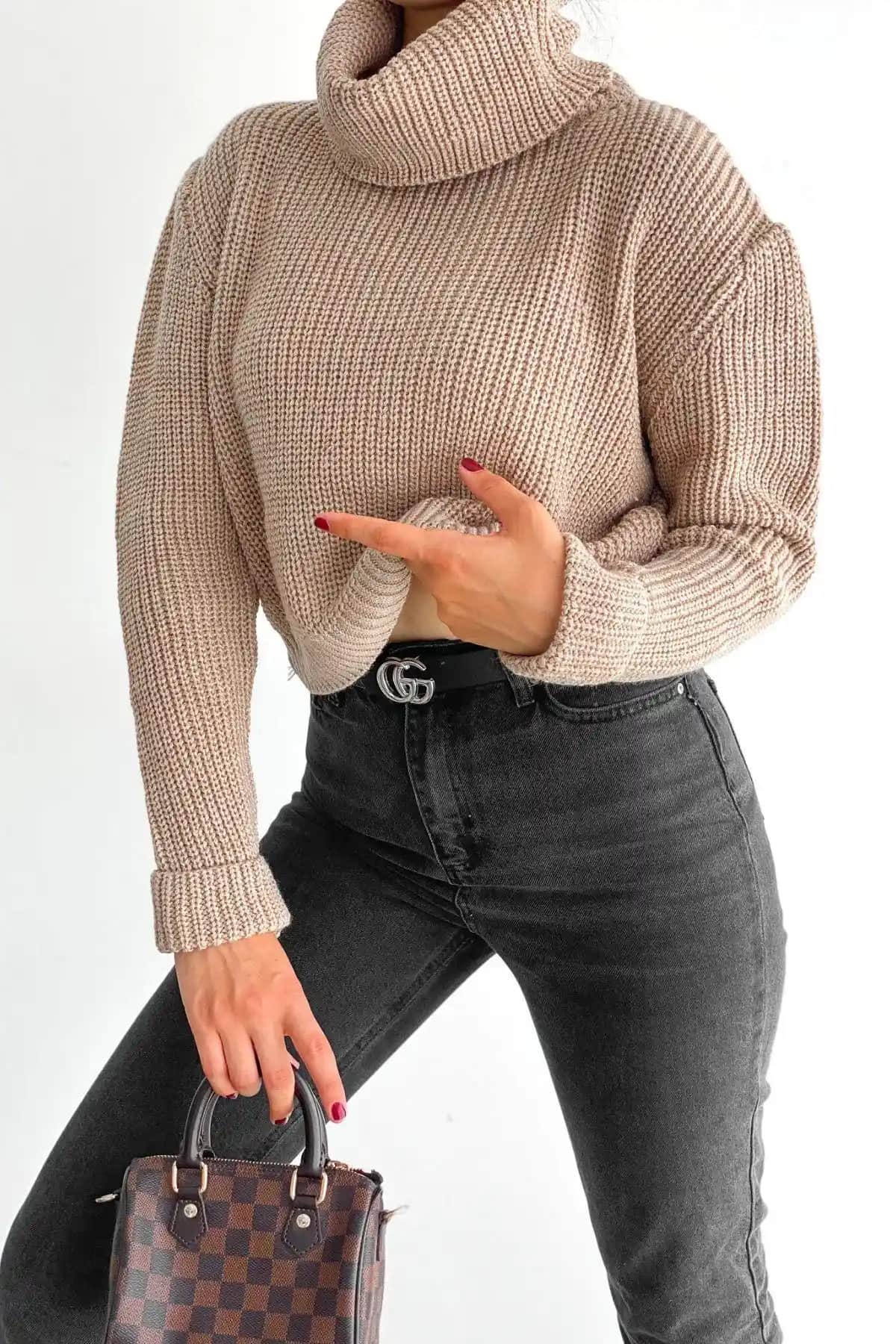 Kısa Boğazlı Kazaklar Modada Zamansız ve Çok Yönlü Parçalar