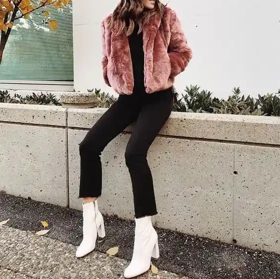 Kısa Bot Kombinleri ve Moda Trendleri: Stil Sahibi Kadınlar İçin Rehber