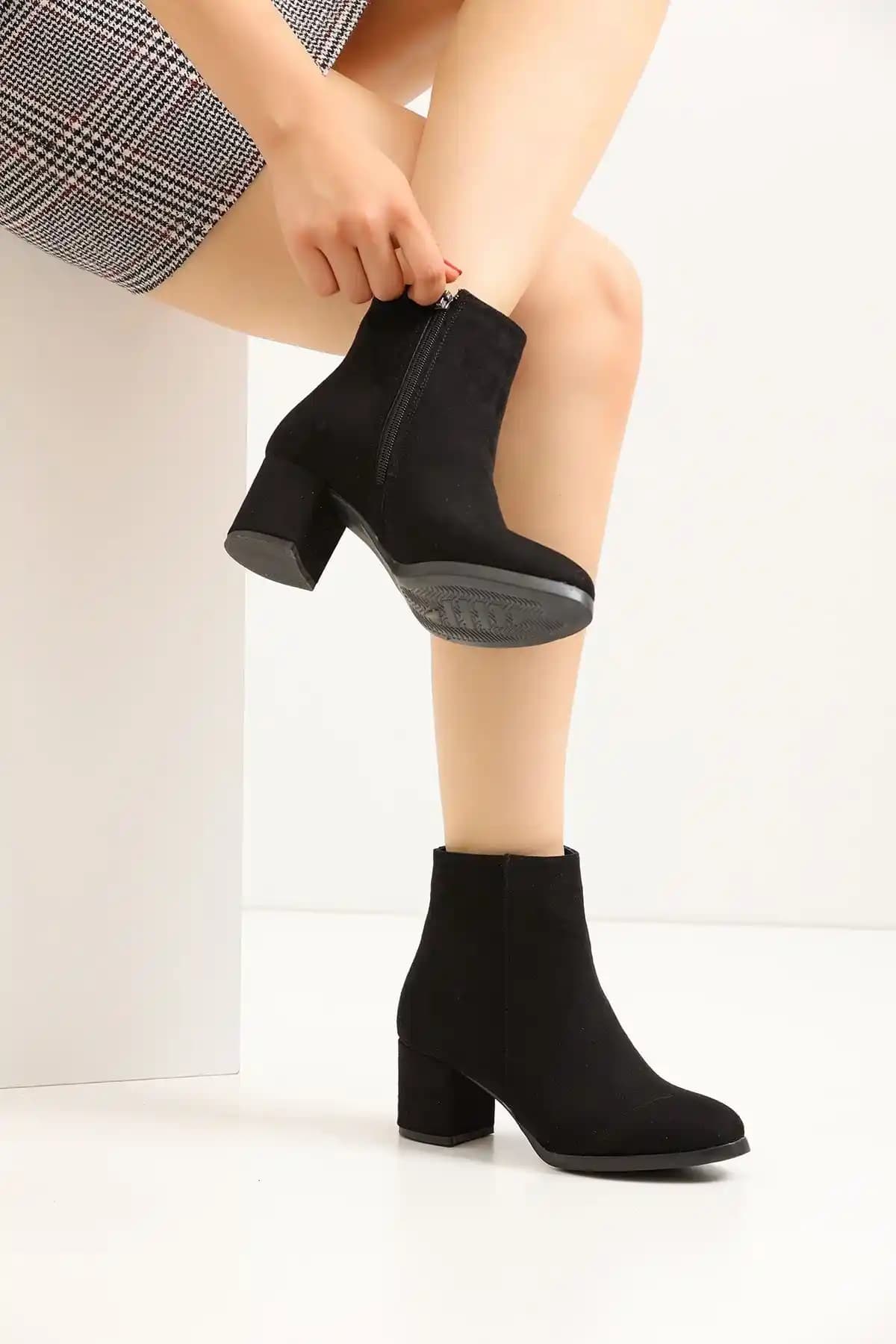 Kısa Botlar Moda ve Konforu Bir Arada Sunan Güncel Trendler ve Kombin Önerileri