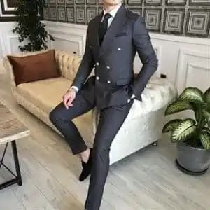 Kısa Boylu Erkekler İçin Takım Elbise Seçim Rehberi ve Stil İpuçları
