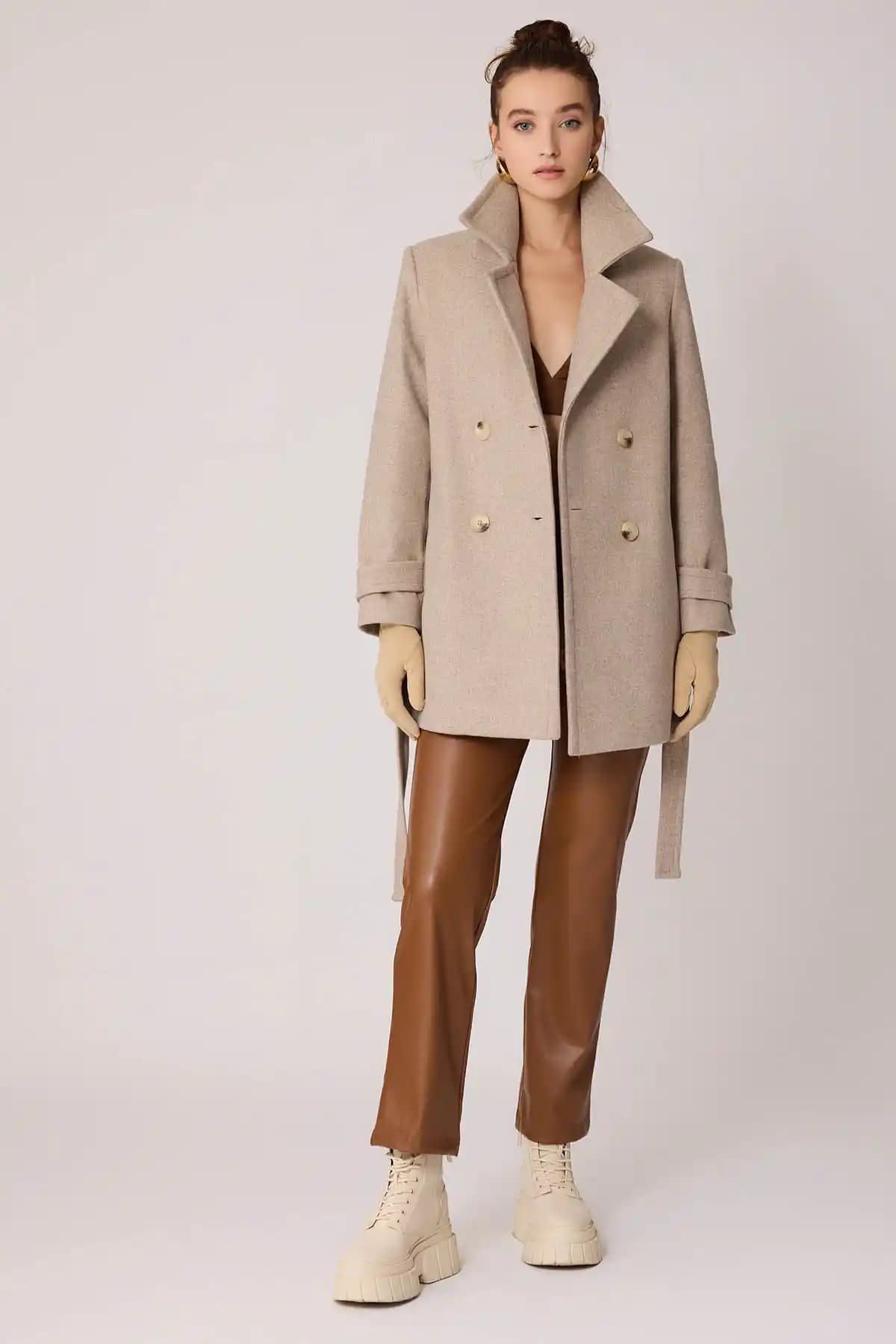 Kısa Kaşe Kabanlar: Modern ve Şık Kış Giyim Parçası Seçenekleri