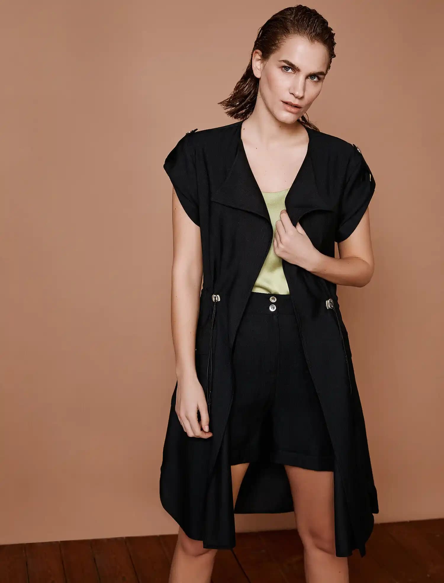 Kısa Kollu Trençkot Modasında Güncel Trendler ve Kombinasyon Önerileri