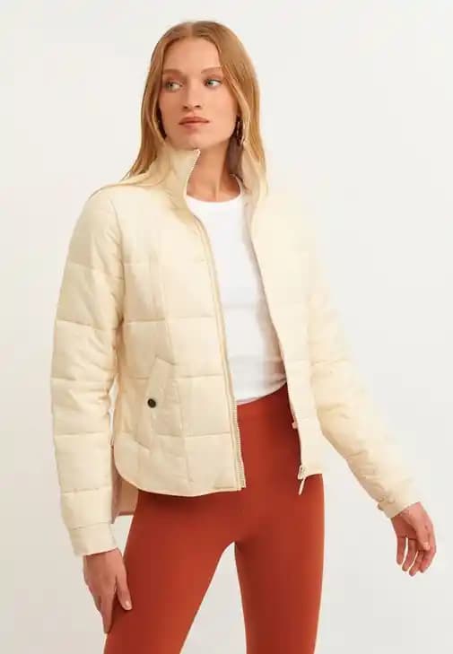 Kısa Mont Modasının Günümüzdeki Yeri ve Geleceği: Trendler, Modeller ve Kombin Önerileri