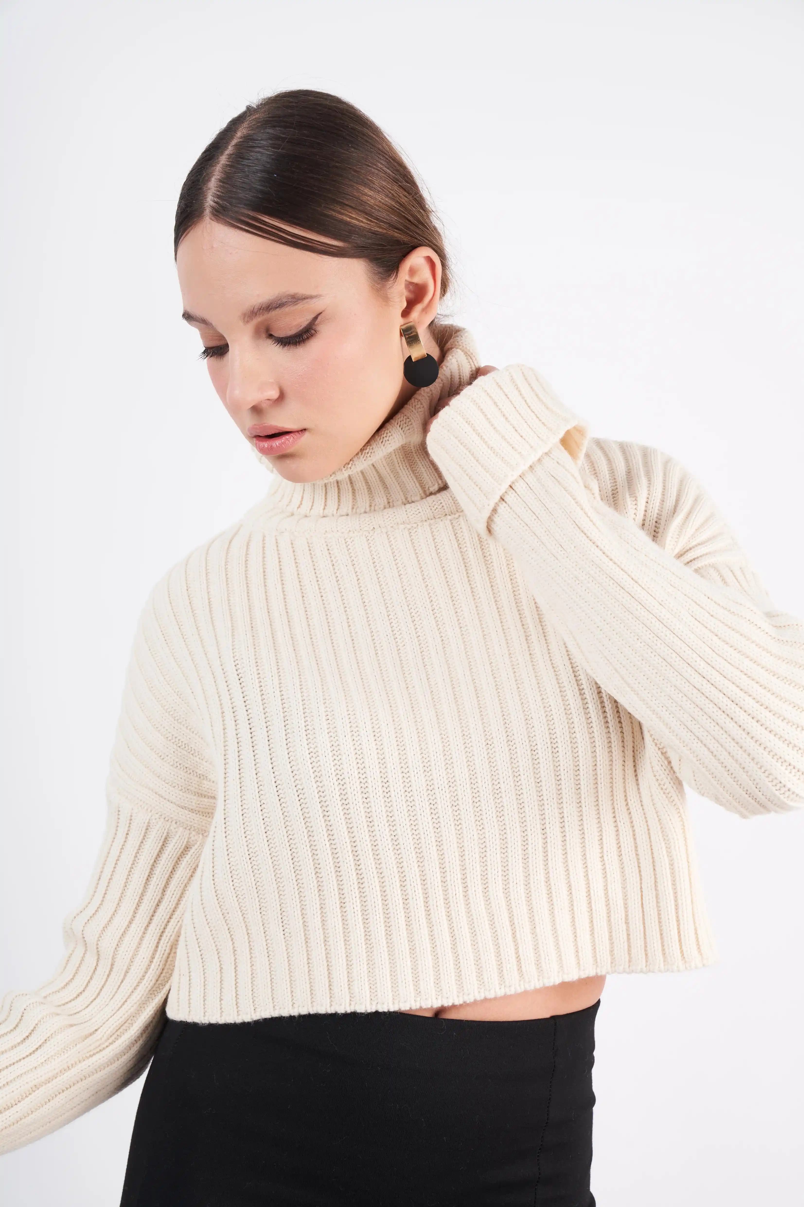 Kısa Triko Kazaklar: Moda Dünyasında Şıklık ve Rahatlığın Buluşması