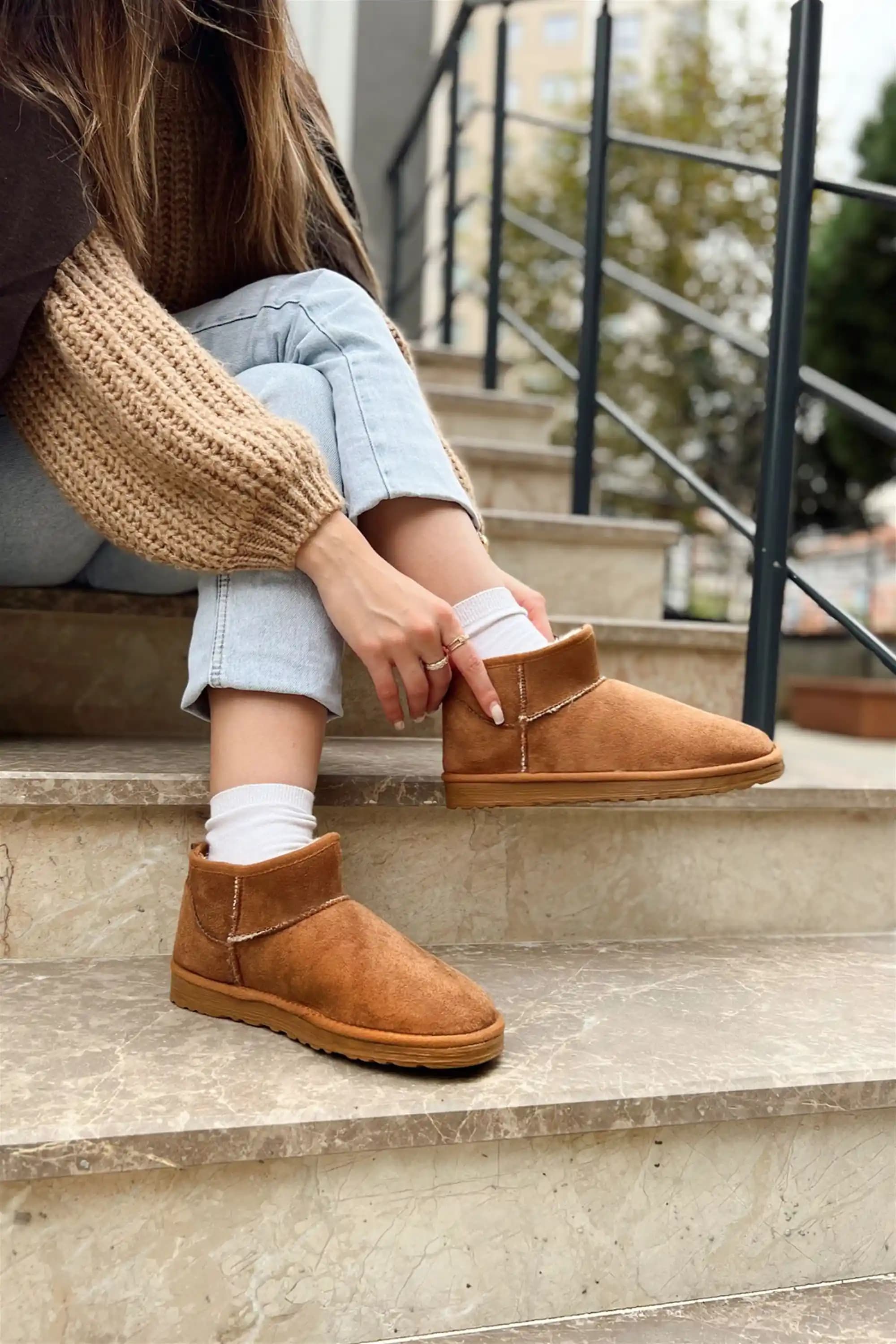Kısa UGG Botlar: Moda ve Konforun Bir Arada Sunulduğu Güncel Trend Ayakkabılar