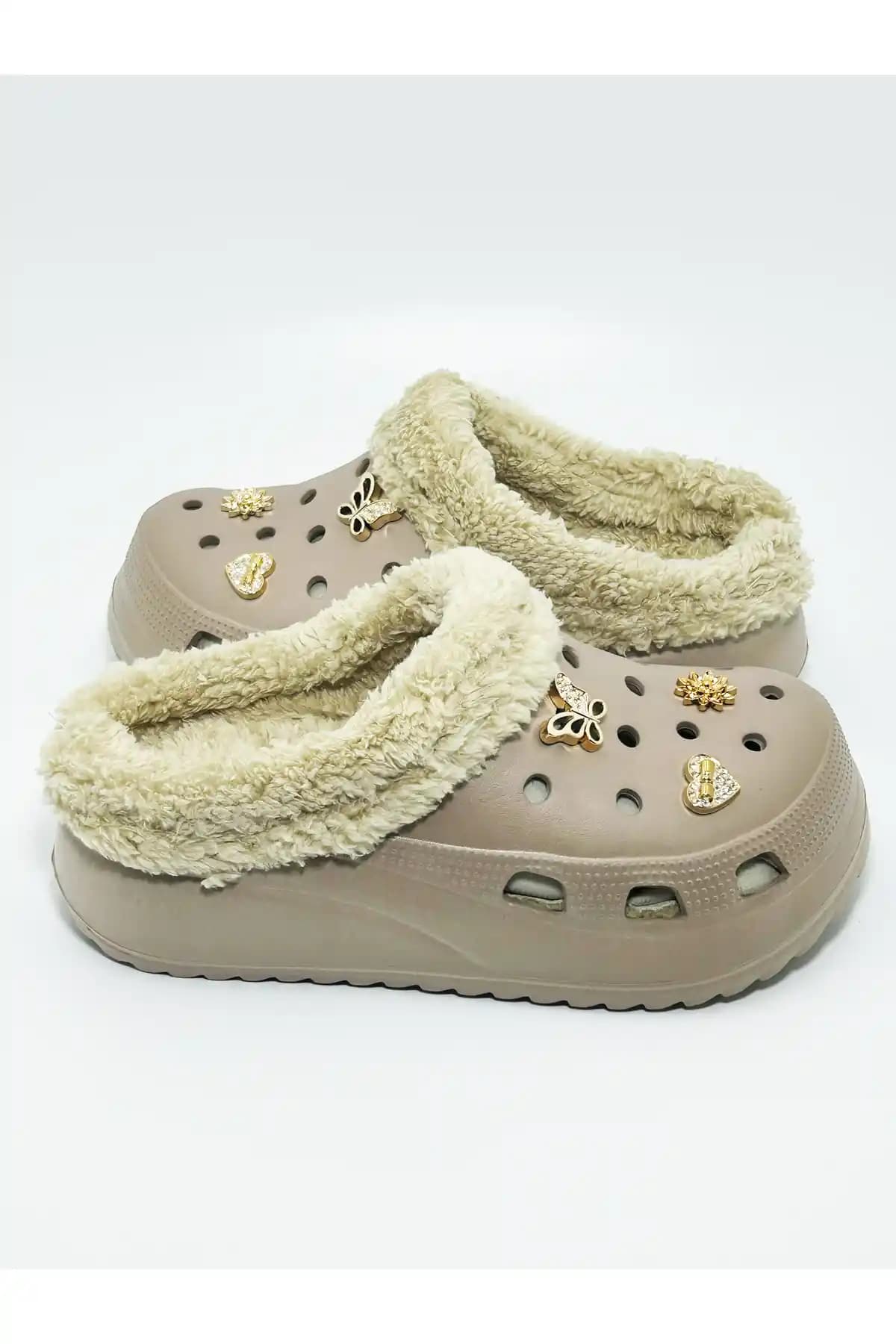 Kışlık Crocs Terlikler: Moda ve İşlevselliği Bir Arada Sunan Güncel Tasarımlar