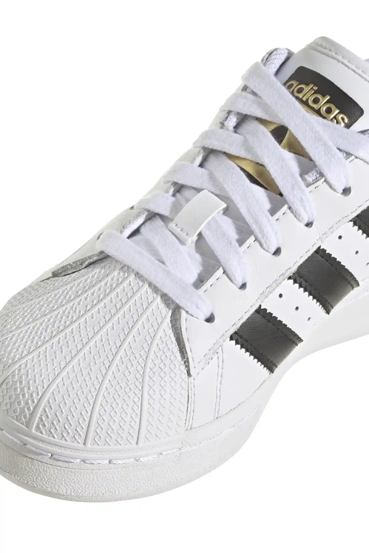 Kız Çocuk Süperstarlarının Moda Dünyasındaki Yeri ve Etkisi Analizi