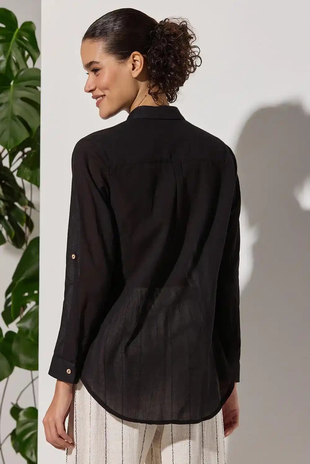 Klasik Siyah Gömlek: Moda Dünyasında Zamansız ve Şık Bir Parça