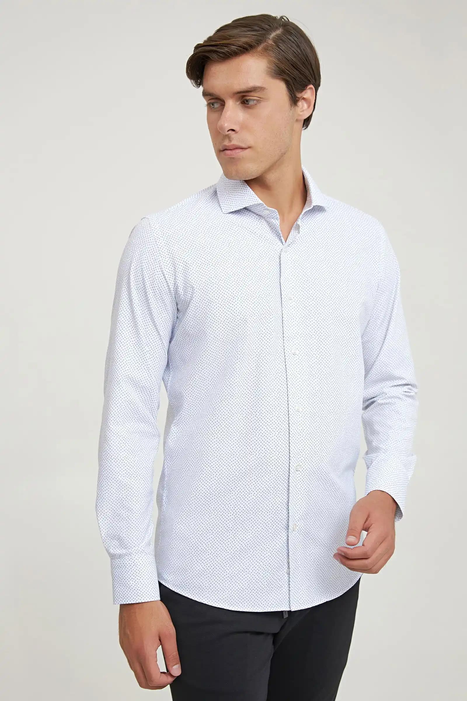 Kolay Ütülenebilir Gömlekler: Şıklık ve Pratiklik Sunan Modern Giyim Seçenekleri