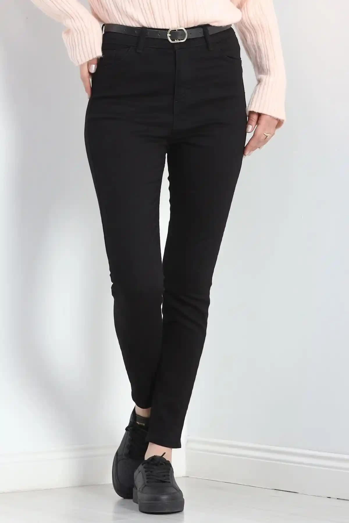 Kot Siyah Pantolonun Moda Dünyasındaki Yeri ve Stil İpuçları