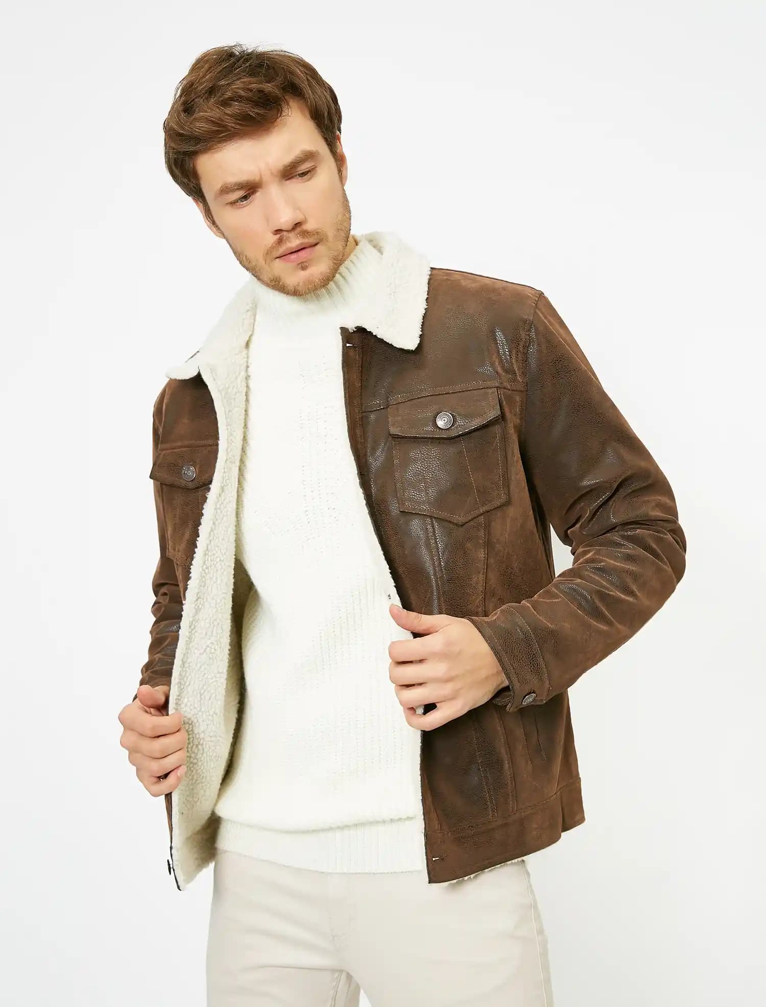 Koton Erkek Mont Koleksiyonları: Trendleri Yansıtan Şık ve Fonksiyonel Modeller