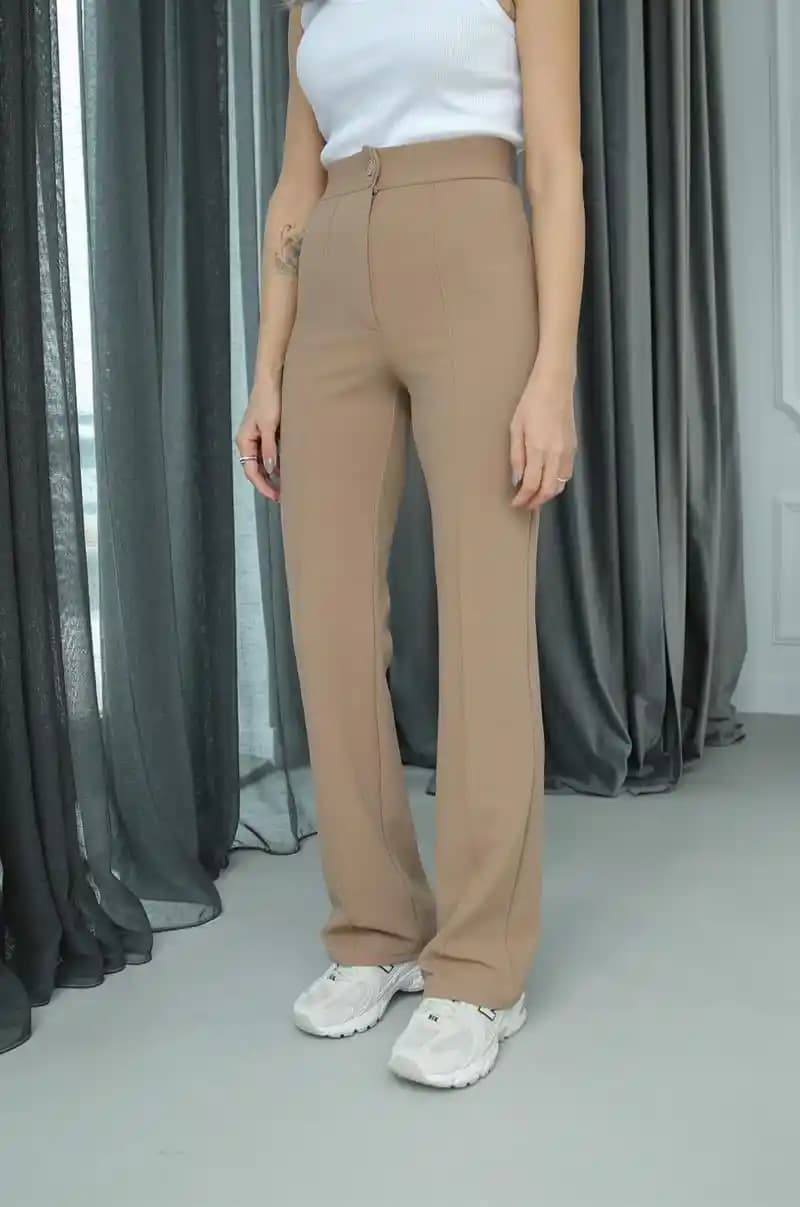 Koyu Bej Rengi Moda Dünyasında Zarafet ve Çok Yönlülük Sağlayan Bir Seçenek