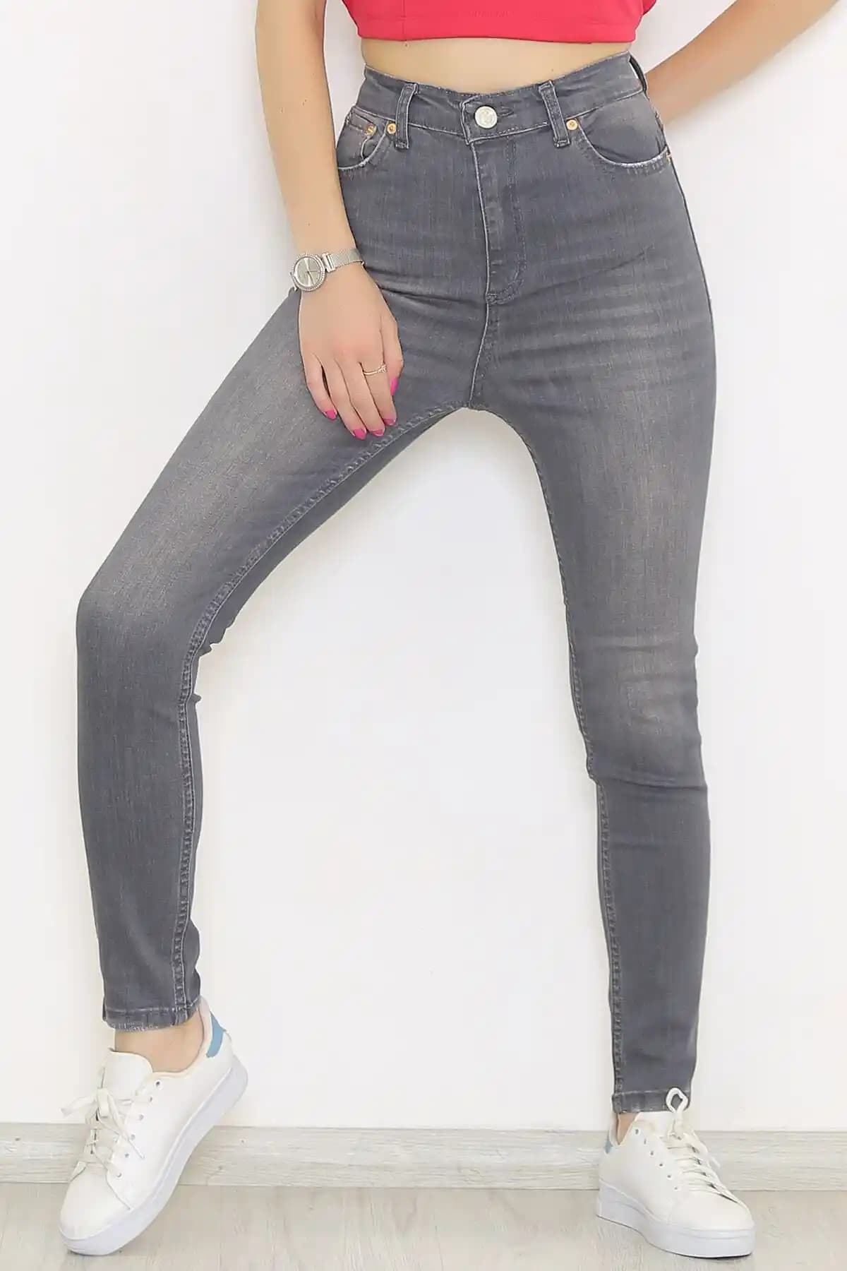 Koyu Gri Kot Pantolon: Moda Dünyasında Şıklık ve Rahatlığın Buluşması