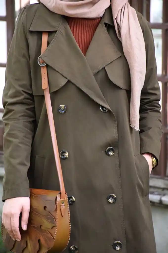 Koyu Haki Renk: Moda ve Stil Dünyasında Çok Yönlülük ve Zarafetin Temsilcisi