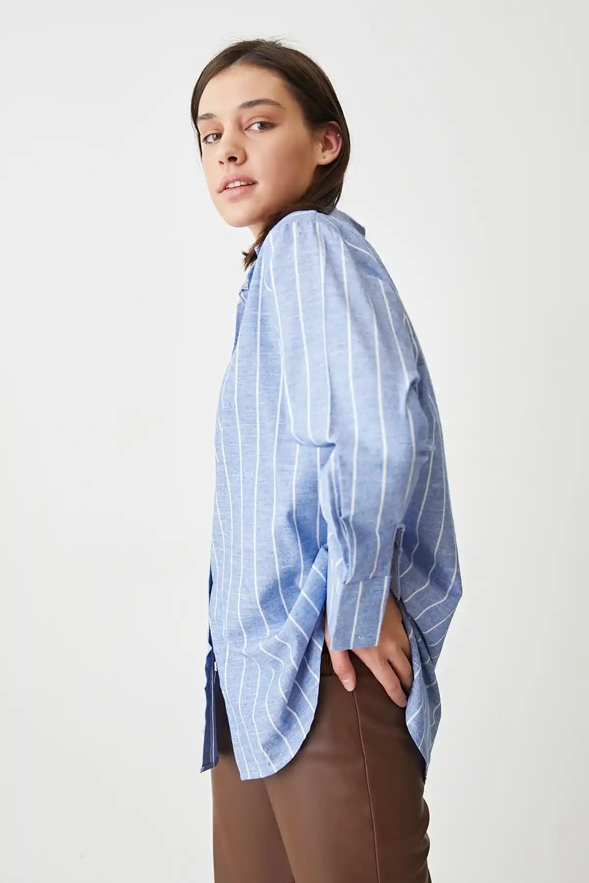 Koyu Mavi Çizgili Gömlek: Moda Dünyasında Zamansız ve Şık Bir Parça